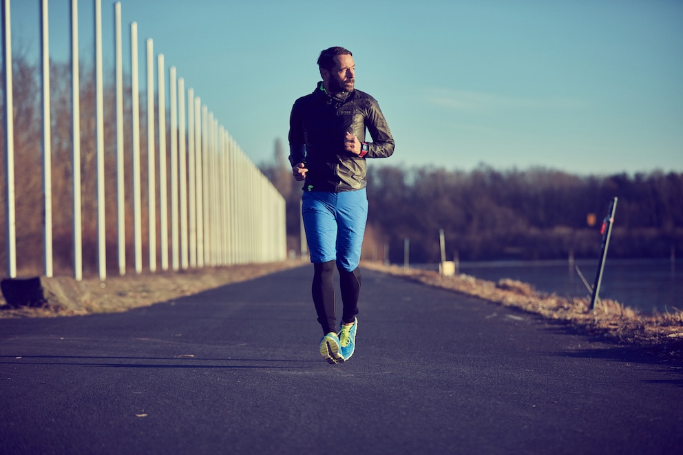 Mike Kleiß joggt auf einer Straße