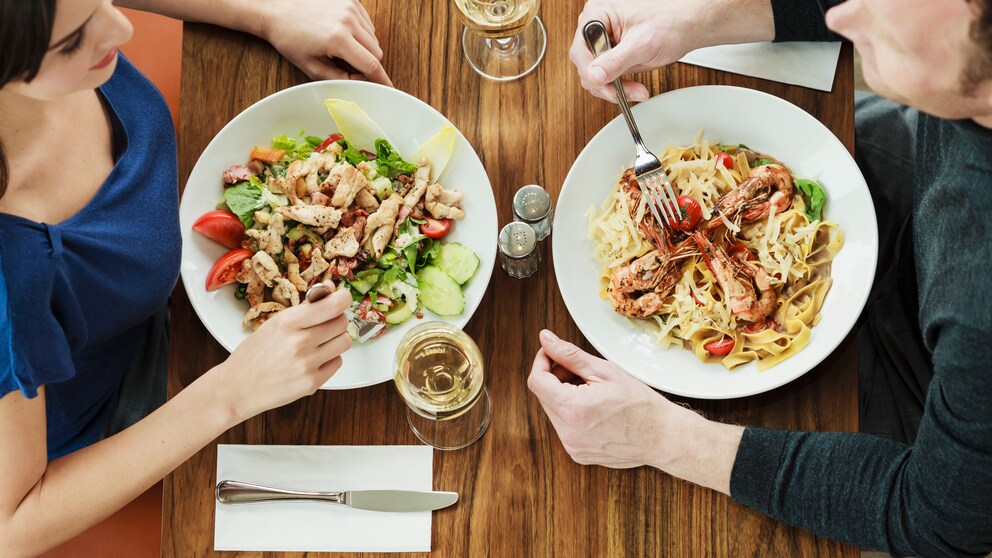 Auf Kohlenhydrate verzichten? Oder doch lieber auf Carbs setzen?
