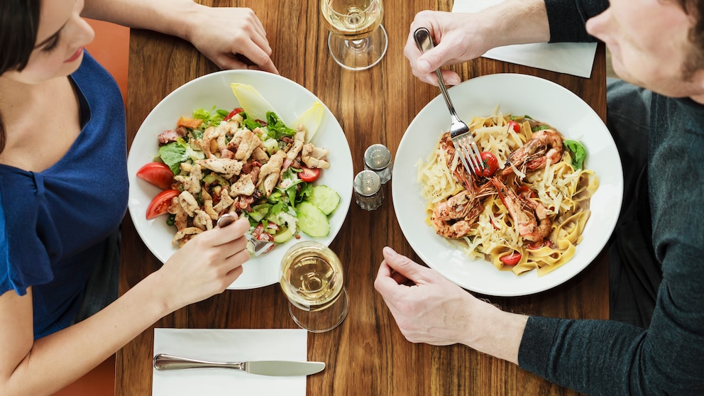 Auf Kohlenhydrate verzichten? Oder doch lieber auf Carbs setzen?