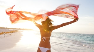 Frau im Bikini am Strand