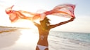 Frau im Bikini am Strand