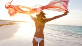 Frau im Bikini am Strand