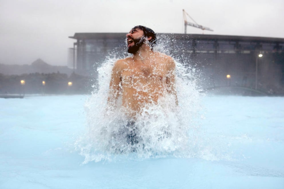 Mann in Eiswasser