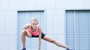 Frau beim Stretching