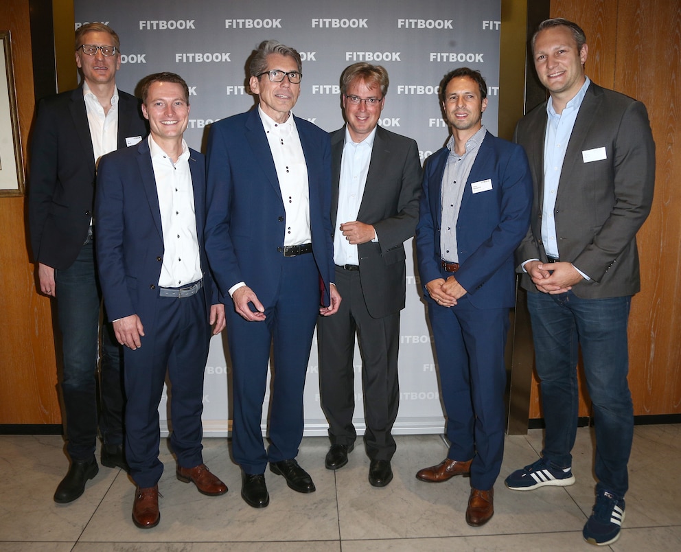 Lars Moll (General Manager Brand Partnerships bei BILD), Marcel Nast (Leiter Markenführung DAK-Gesundheit), Andreas Storm (Vorstandschef der DAK-Gesundheit), Falk Oelschläger (Leiter Marketing) Stefan Betzold (Geschäftsführer BILD GmbH &amp; Co. KG) und Michael Beck (Produktmanager FITBOOK/v.l.)