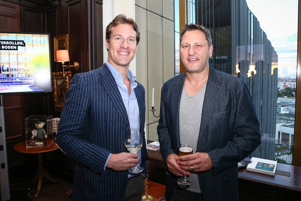 Andre Niklaus (Hallen-Weltmeister im Siebenkampf 2006/l.) und Football-Experte Roman Motzkus (Ran)