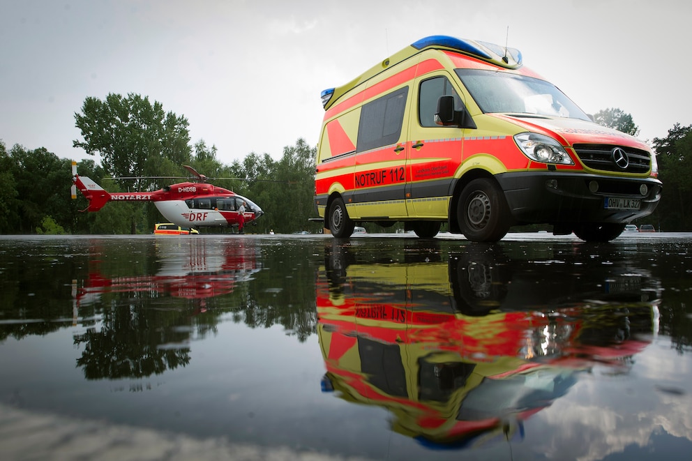Rettungswagen und Rettungshubschrauber im Einsatz