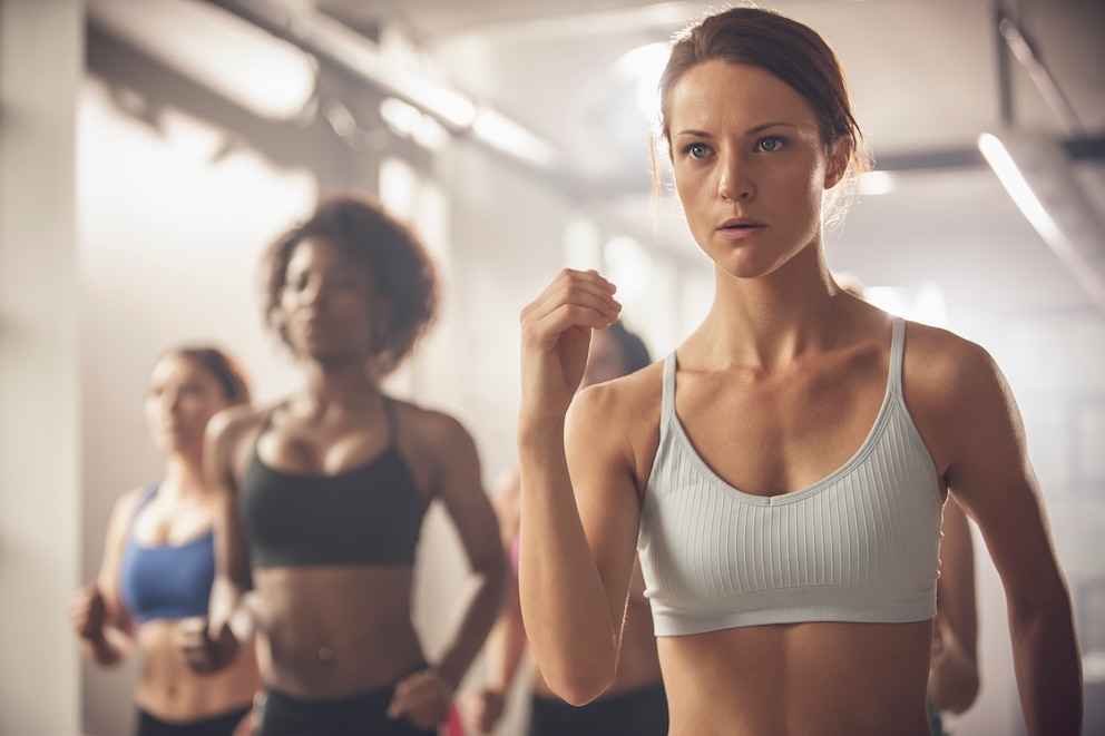 Frauen bei einem Kurs in einem Fitnessstudio