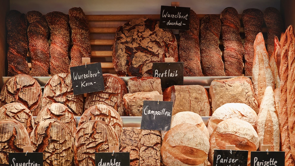 Zahlreiche Brotsorten in der Auslage eine Bäckers