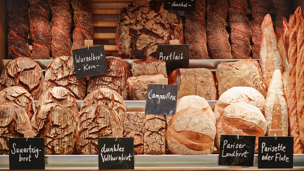 Zahlreiche Brotsorten in der Auslage eine Bäckers