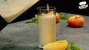 Selbstgemachter Joghurt-Shake mit Orange und Pfirsich