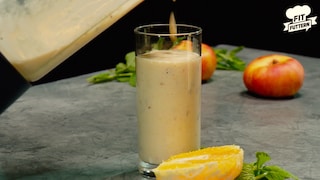 Selbstgemachter Joghurt-Shake mit Orange und Pfirsich