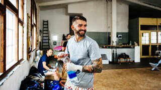 Ein Mann gönnt sich beim Kraftsport eine Pause