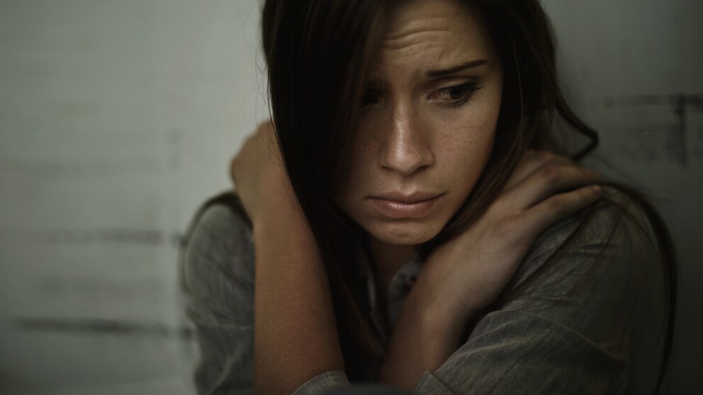 Eine junge Frau ist traurig und verzweifelt