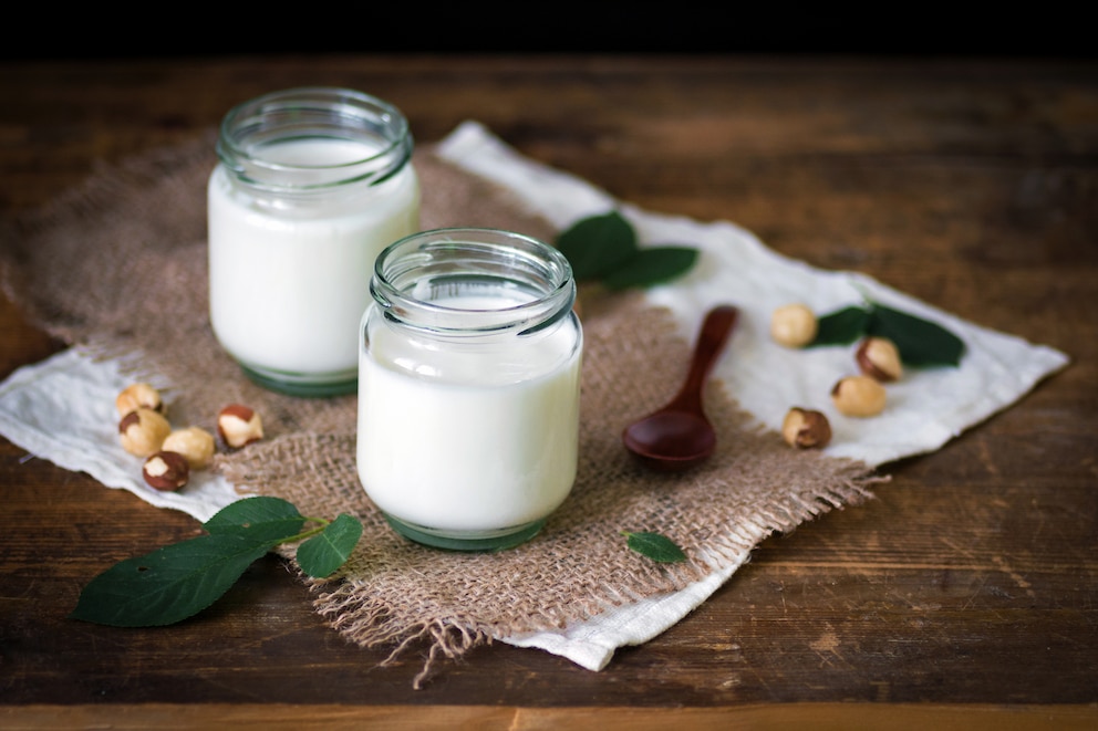  Am gesündesten ist selbstgemachter Joghurt, da er im frischen Zustand die meisten probiotischen Bakterien enthält.