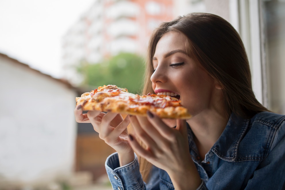 Frau isst Pizza