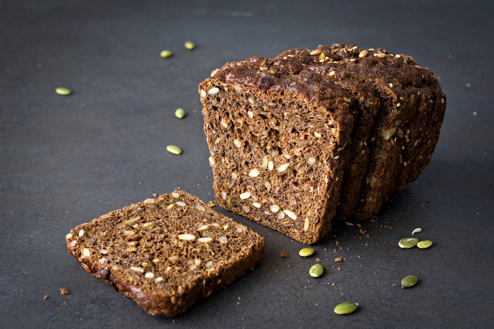 Ein angeschnittenes Vollkornbrot