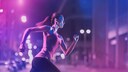 Eine junge Frau joggt nachts durch die Stadt