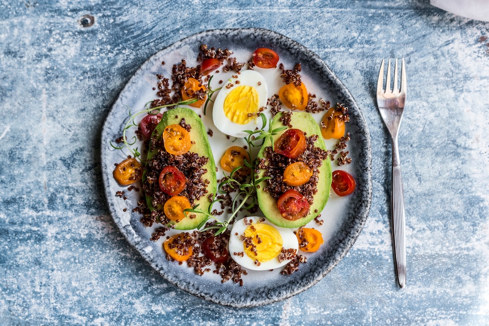 Avocado mit rotem Quinoa, Eiern und Tomaten