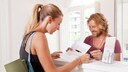 Frau und Mann im Fitnessstudio