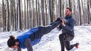 Felix Klemme gibt Hilfestellung bei einer Übung im Schnee