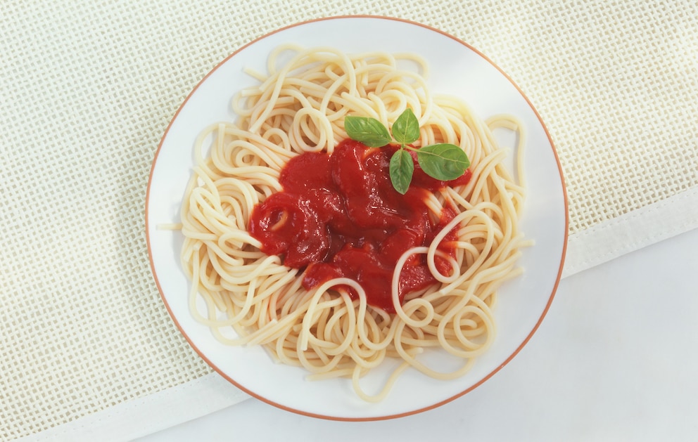  Wer statt eines Salats lieber Nudeln mit Tomatensauce essen m&ouml;chte, sollte seinem Bauchgef&uuml;hl nachgehen &ndash; das findet jedenfalls Ern&auml;hrungsexperte Knop