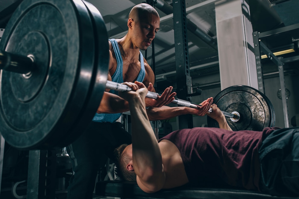 Bankdrücken mit Trainingspartner