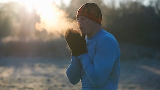 Richtige Atmung beim Sport: Ein Läufer atmet sichtbar in der Kälte