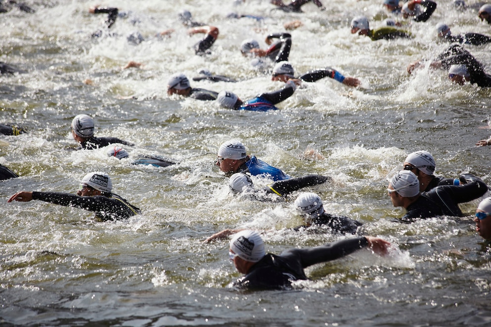 Triathleten beim Schwimmen