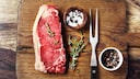 Ein rohes Steak auf einem Holzbrett