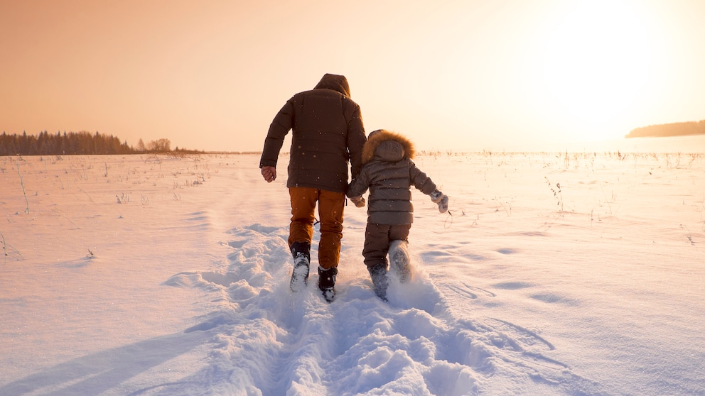 Warme Kleidung, feste Schuhe: Gibt es etwas Schöneres. als in einer Schneelandschaft zu wandern? Lesen Sie hier, worauf Sie bei Schuhwerk und Kleidung beachten müssen