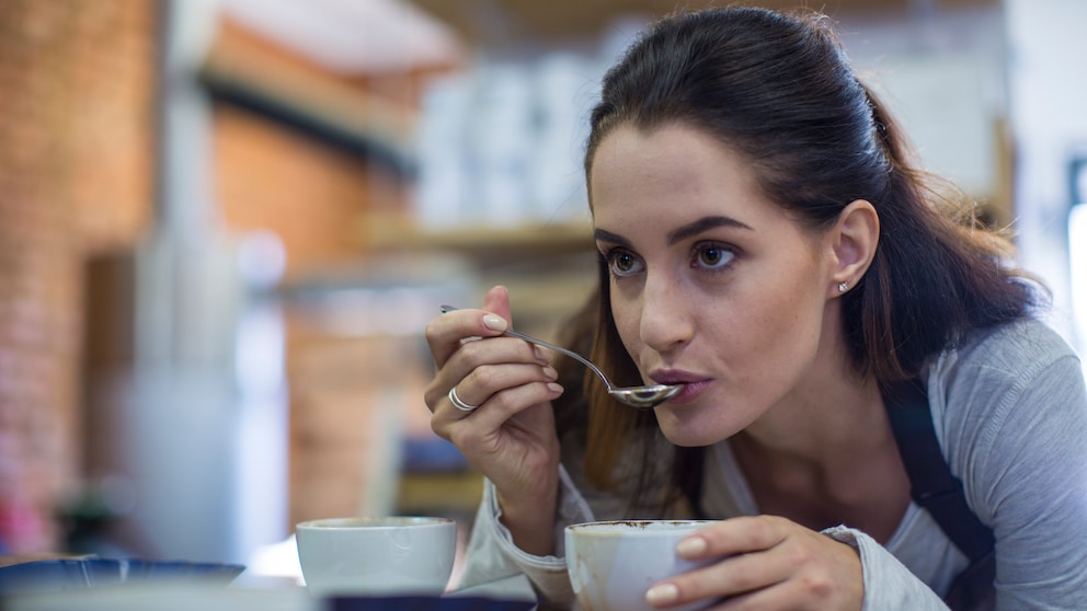 Frau trinkt aromatisierten Kaffee
