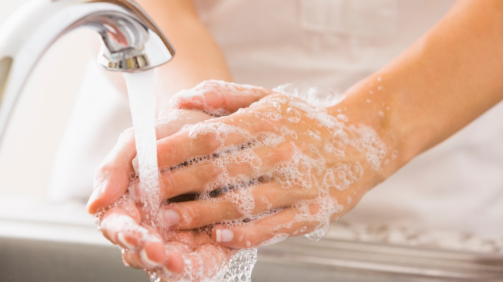 Laut einer Studie wäscht sich mehr als die Hälfte der Befragten die Hände nicht gründlich genug. So werden die Fingerzwischenräume bei der Reinigung meist vergessen