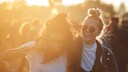 Zwei junge Damen umarmen sich bei Sonnenuntergang