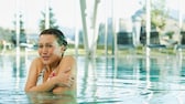 Eine Frau zittert in einem Swimmingpool