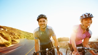 Ein Pärchen bei einer gemeinsamen Radtour