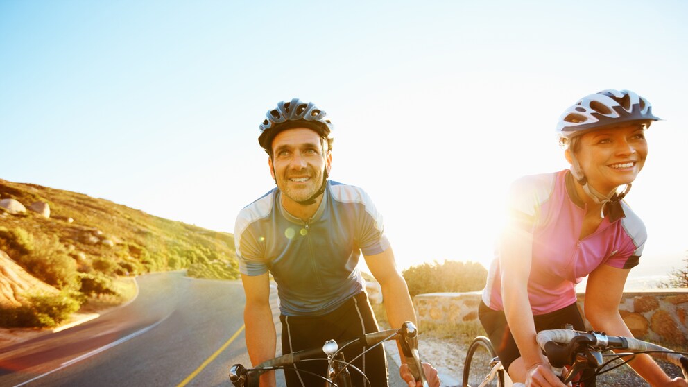 Ein Pärchen bei einer gemeinsamen Radtour
