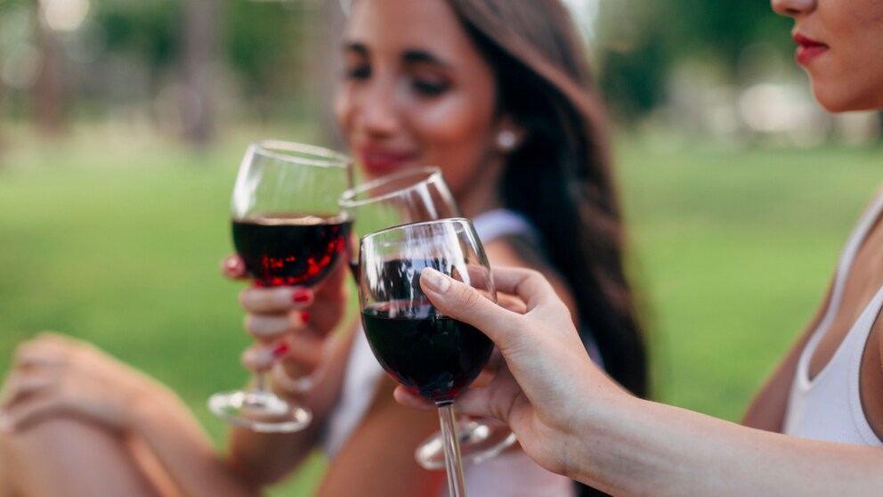 Frauen beim Rotweintrinken