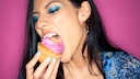 Frau beißt beherzt in einen Cupcake