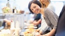 Junge Frau in der Kantine