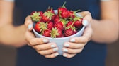 Damit reife Erdbeeren ihr köstliches Aroma behalten, sollte man beim Waschen von zwei Dinge beachten