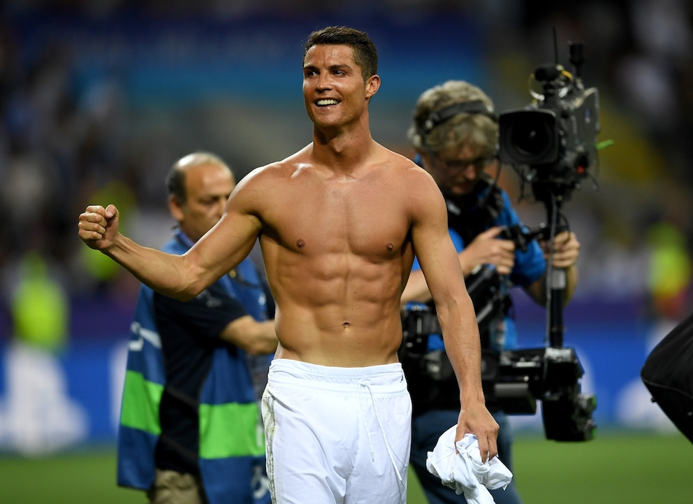 Cristiano Ronaldo von Real Madrid jubelt mit freiem Oberkörper und zeigt seine Muskeln