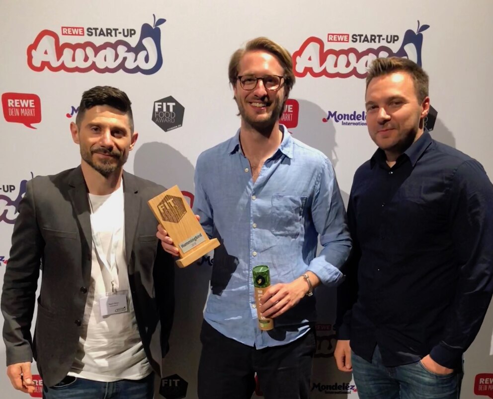 Fitfood-Award-Gewinner Benjamin Seer von Hummingbird (Mitte) mit FITBOOK-Redaktionsleiter Sebastian Kunze (r.) und Nuno Alves, Editorial Director der BOOK-Familie