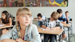 Schülerin schaut gedankenverloren in die Luft