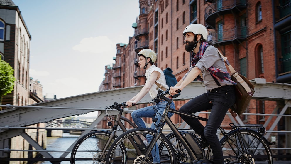 Ein Pärchen fahren auf ihren Rädern durch Hamburg