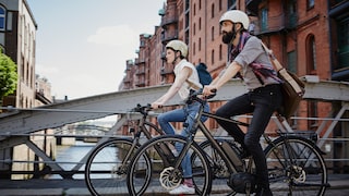 Ein Pärchen fahren auf ihren Rädern durch Hamburg