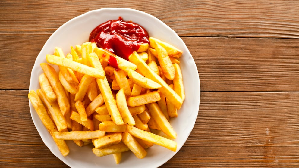 Eine Portion Pommes mit Ketchup auf einem Teller