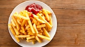 Eine Portion Pommes mit Ketchup auf einem Teller