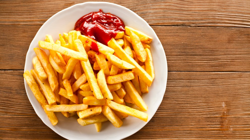 Eine Portion Pommes mit Ketchup auf einem Teller