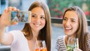 Junge Frauen mit Drinks